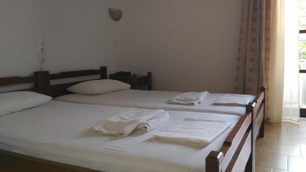 Hotel Aghas Paleochora エクステリア 写真