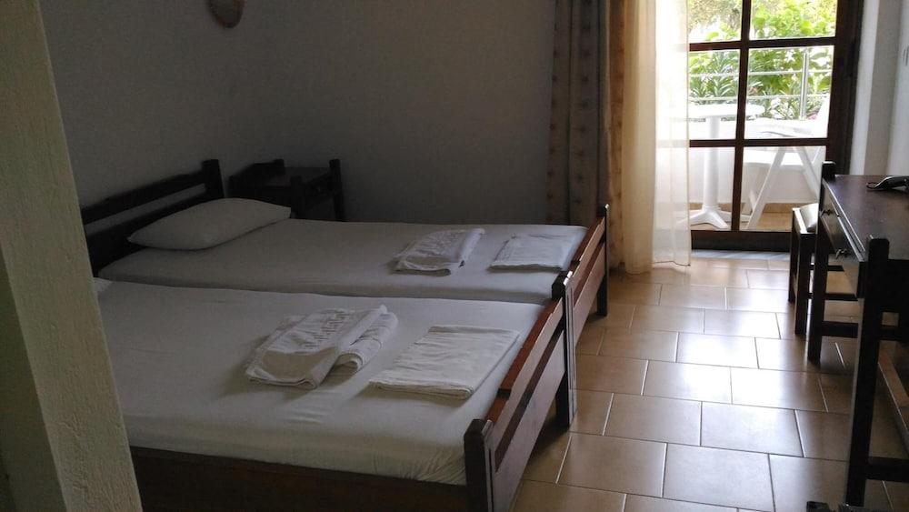 Hotel Aghas Paleochora エクステリア 写真